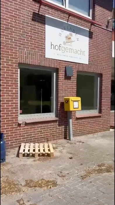 Moinsen! Wir sind auf der Zielgeraden. 🏁 Die letzten Schilder werden angebracht, die letz...